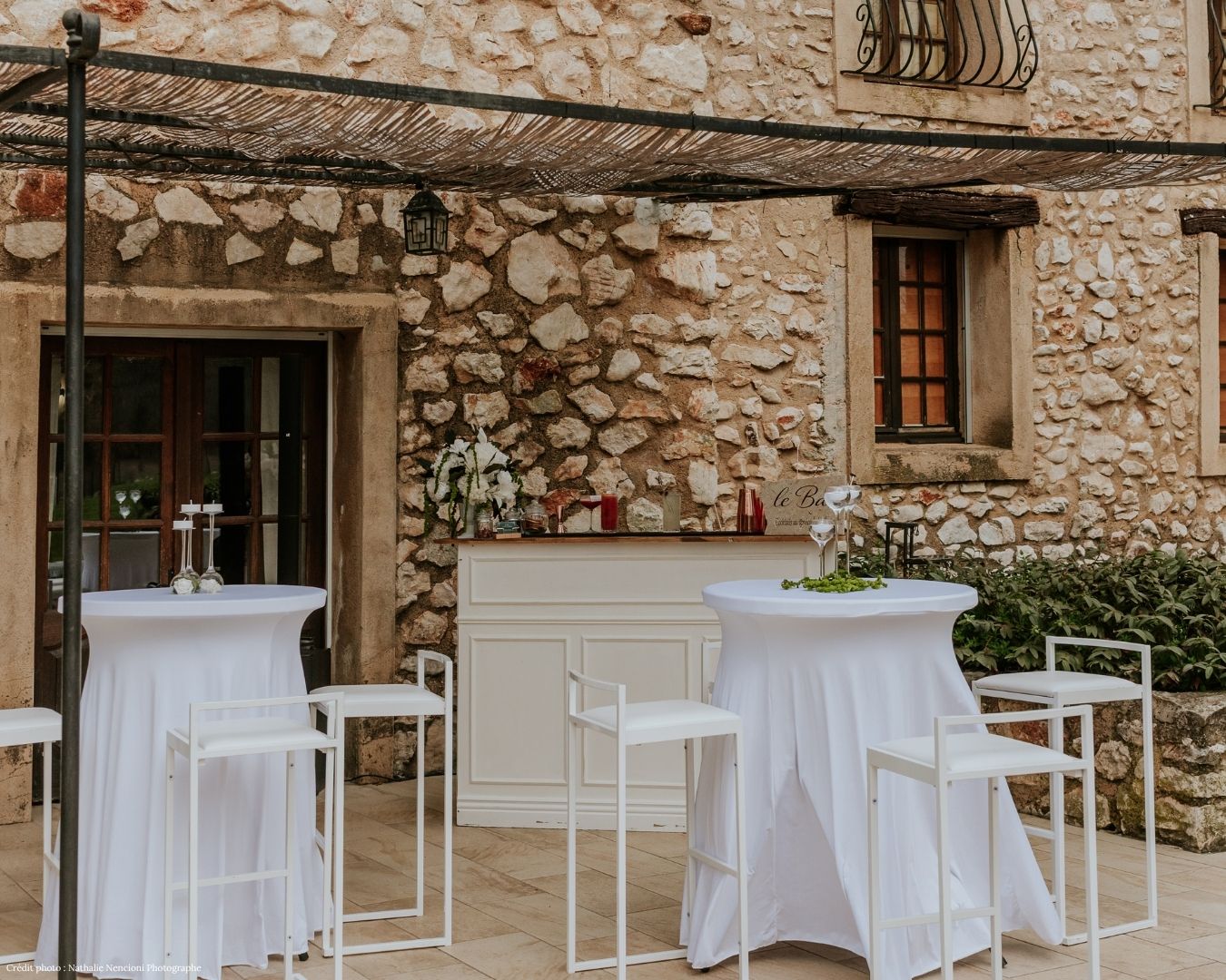 Bar extérieur et mange-debout dressés pour un cocktail de mariage, façade en pierre, Domaine du Planet, Pourrières, Var