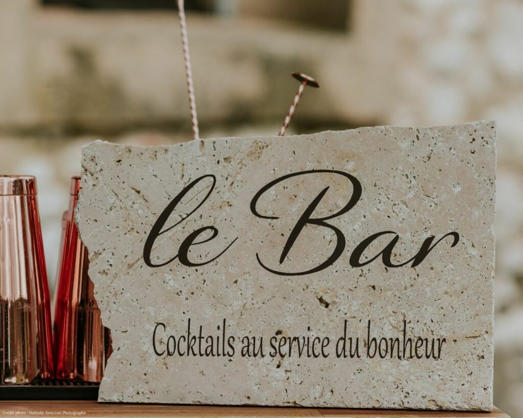 Écriteau en pierre "Le Bar, cocktails au service du bonheur", décoration de mariage, Domaine du Planet, Pourrières, Var