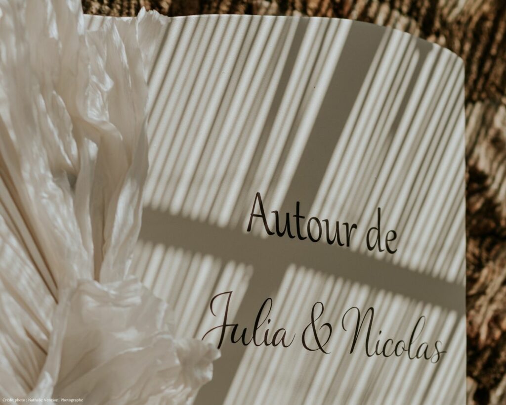 Gros plan sur une pancarte "Autour de Julia & Nicolas" avec jeu d'ombre et lumière, Domaine du Planet, Pourrières, Var