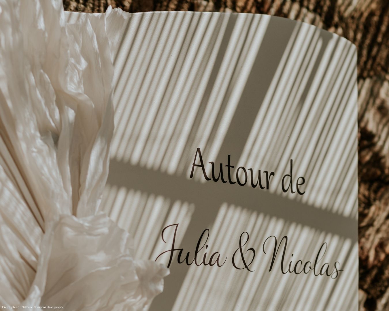 Gros plan sur une pancarte "Autour de Julia & Nicolas" avec jeu d'ombre et lumière, Domaine du Planet, Pourrières, Var
