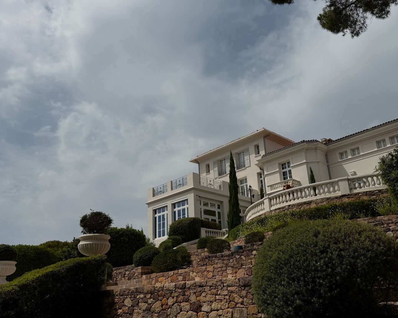 Villa de réception de mariage entourée de jardins méditerranéens en Provence