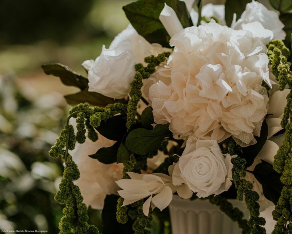 Gros plan sur une composition florale blanche, roses et hortensia, Domaine du Planet, Pourrières, Var