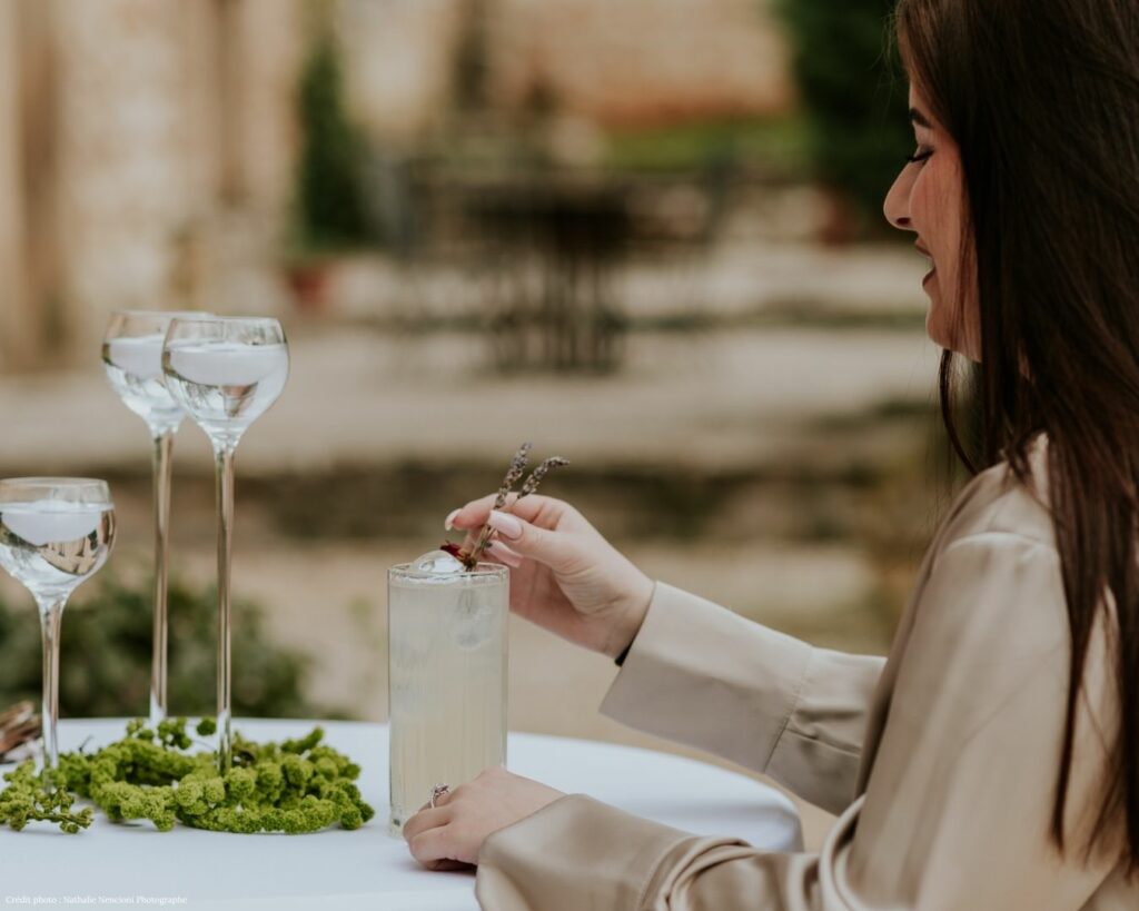 Laura Giaquinto, Wedding Planner, ajustant un brin de lavande sur un cocktail, Domaine du Planet, Pourrières, Var
