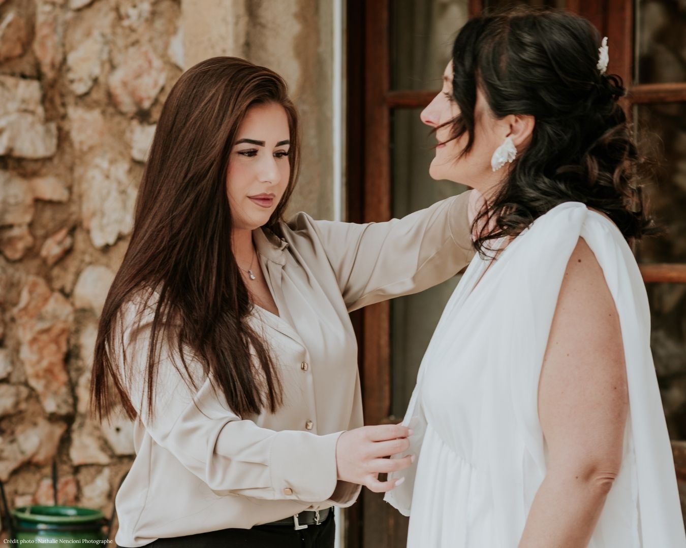 Laura Giaquinto, Wedding Planner, ajustant la robe d'une mariée, gros plan, Domaine du Planet, Pourrières, Var