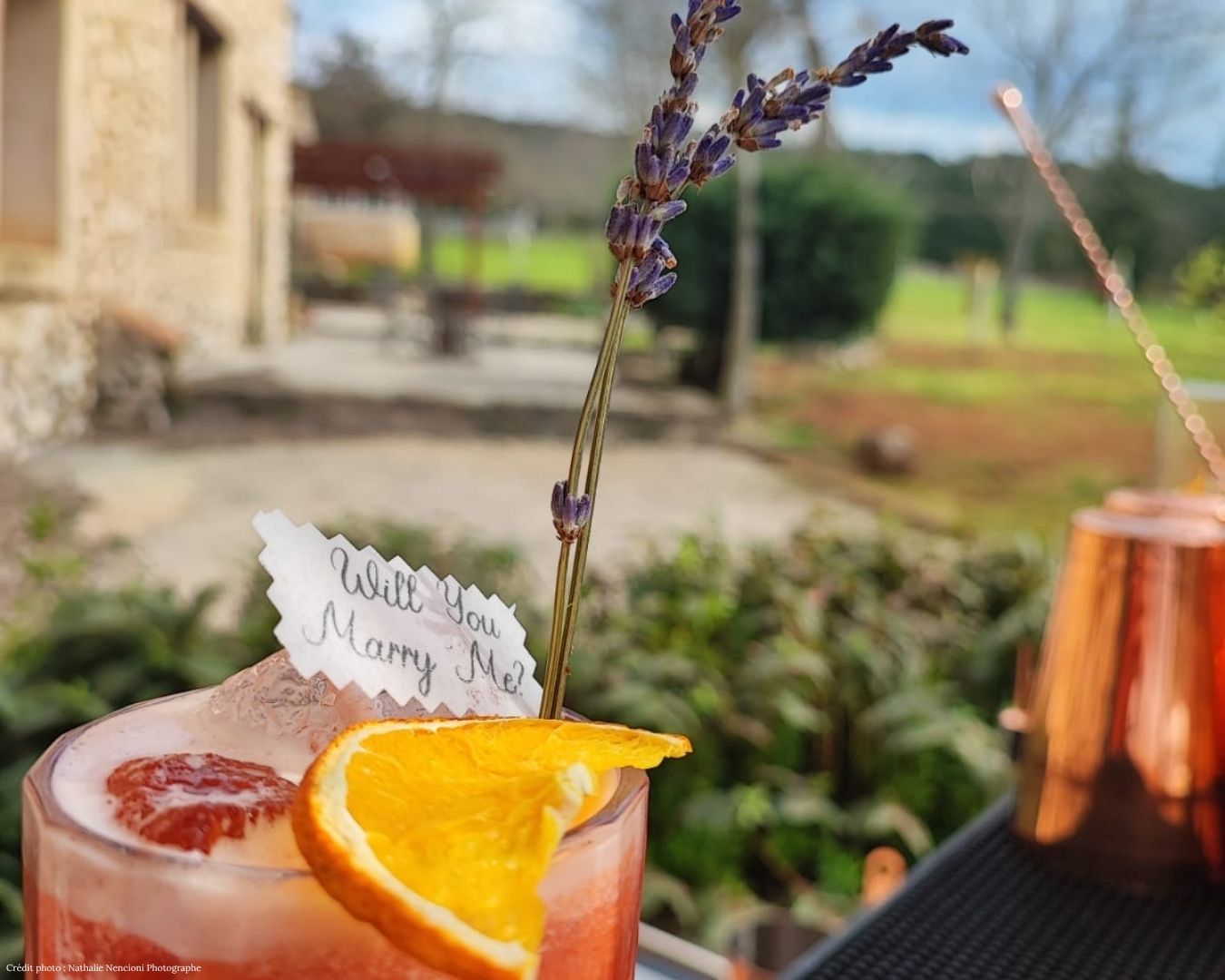 Cocktail orange et lavande avec message "Will You Marry Me", Domaine du Planet, Pourrières, Var