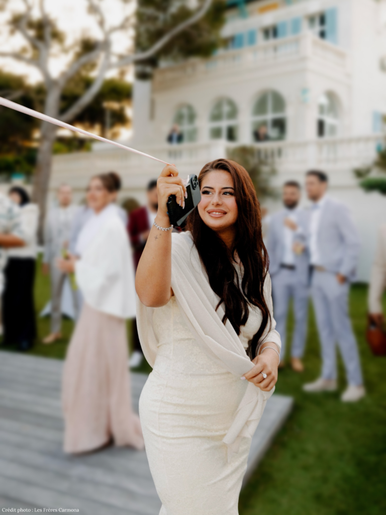Laura Giaquinto, wedding planner, pendant un mariage en extérieur au milieu des invités